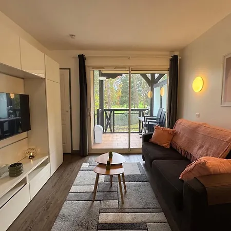 Bright With Pool And Golf View *