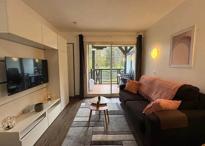 Bright With Pool And Golf View *